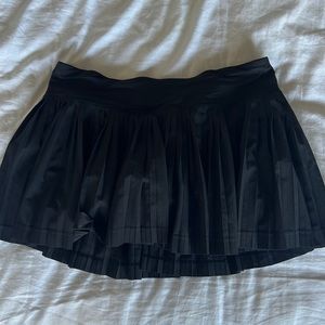 Lululemon skirt black, pleated size 8